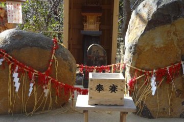 Two big stones tied to each other with fancy red string. These are the gods of matchmaking. If you throw coins into an offertory box and then pray to the gods seriously your desires will be answered!