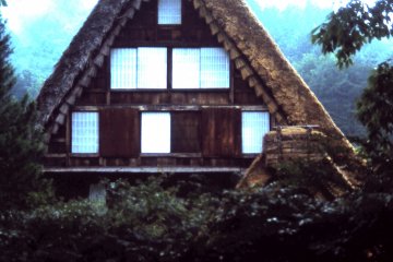 Крутые соломенные крыши, построенные в виде рук, сложенных в молитве, или гассё-дзукури.
