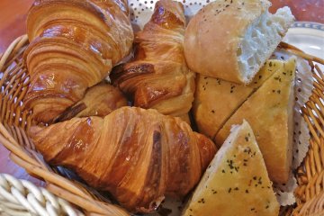 <p>Croissants &amp; garlic toast for starters</p>