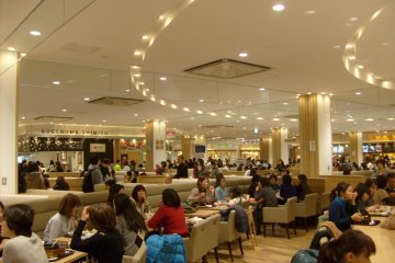 <p>Lunchtime at the food court.</p>