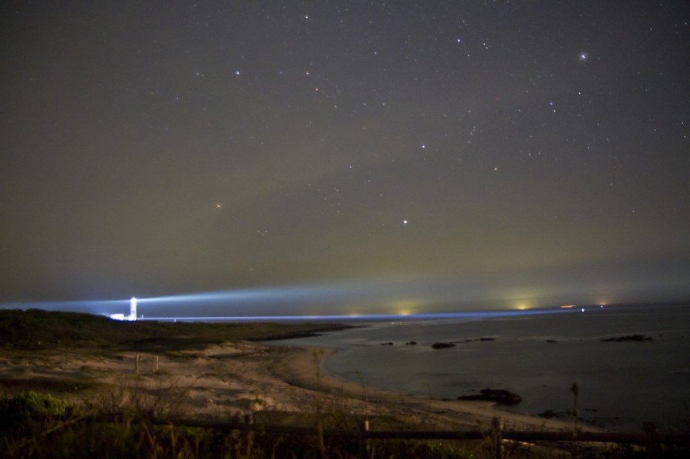 角島大浜海岸から見る夜の角島灯台