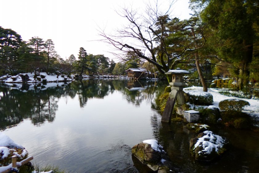 โคมไฟหินที่มีลักษณะของพิณญี่ปุ่น เป็นสัญลักษณ์ของสวนนี้