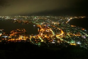 วิวจากยอดเขา Mt.Hakodate ในยามค่ำคืน วิวที่ได้ชื่อว่าเป็นวิวที่สวยเป็นอันดับ 3 ของโลก
