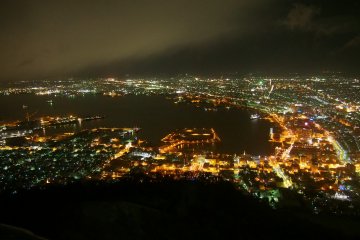 <p>อีกมุมหนึ่งของวิวจากยอดเขา Mt.Hakodate ในยามค่ำคืน</p>