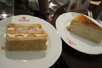 <p>Strawberry mille-feuille and mille-crepe desserts</p>