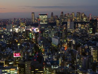 Khi di chuyển lên đỉnh tháp Ebisu Garden Place, khung cảnh đầu tiên bạn nhận được là đường chân trời Shinjuku. Thang máy có bức tường kính trong suốt cho nên bạn có thể thưởng thức cảnh đẹp trong khi đi lên.