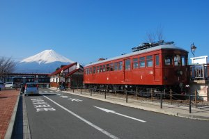 ภูเขาไฟฟูจิออกมาต้อนรับตั้งแต่เดินทางมาถึงที่สถานีรถไฟ Kawaguchiko