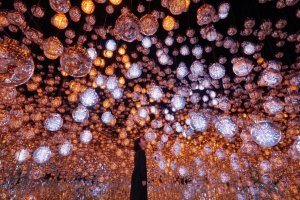 teamLab, Bubble Universe: Physical Light, Bubbles of Light, Wobbling Light, and Environmental Light © teamLab