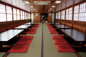 Tables are also available in addition to tatami mats.