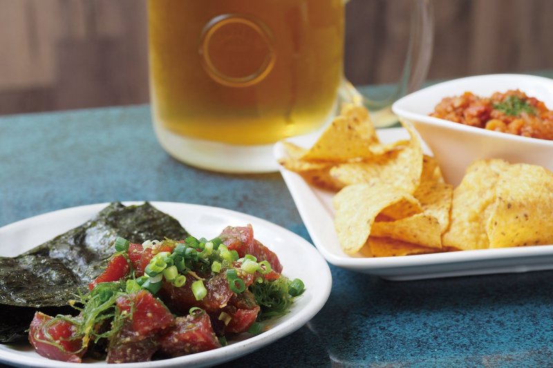 Natural Tuna with Wasabi Soy Sauce (¥1,000) (excluding tax) and Chili Con Carne Tortilla Dip (¥420) (excluding tax)
