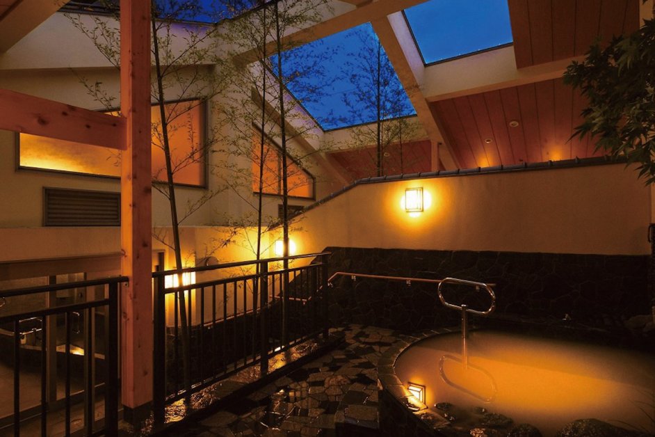 Enjoy the luxury of two kinds of natural springs in the open-air baths.